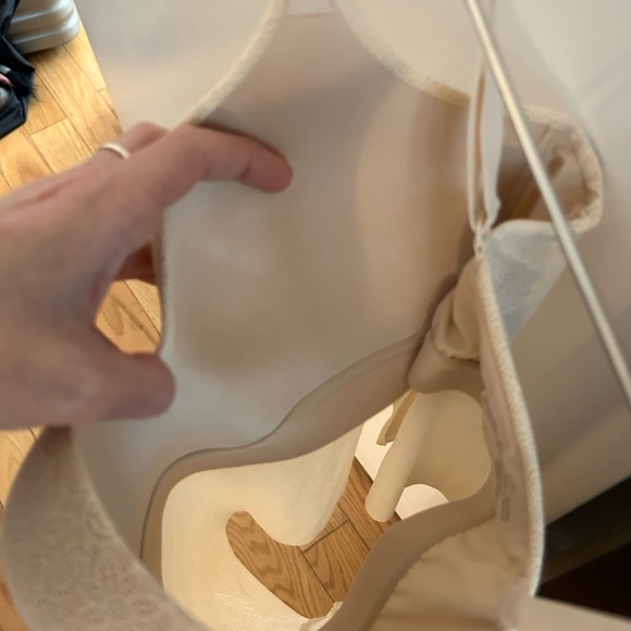 Uniqlo women’s seamless V neck bra camisole (lace). Size xs, never worn. - Picture 3 of 6